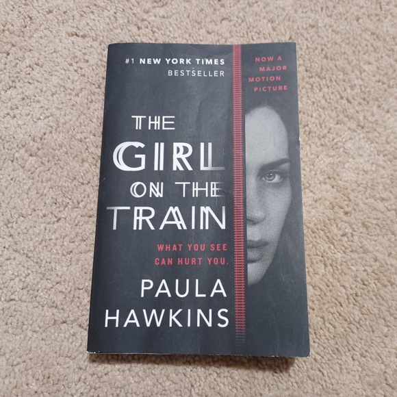 PAULA HAWKINS ~ The Girl on The Train Paperback - Picture 2 of 5